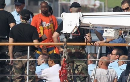 Le procès de six Somaliens accusés d'avoir pris en otage pendant une semaine, en avril 2008, l'équipage français du voilier Le Ponant s'ouvrira mardi matin aux assises de Paris. Le procès de six Somaliens accusés d'avoir pris en otage pendant une semaine, en avril 2008, l'équipage français du voilier Le Ponant s'ouvrira mardi matin aux assises de Paris.